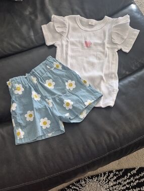 White Ruffle Sleeve Tee & Blue Daisy Print Shorts - Kids